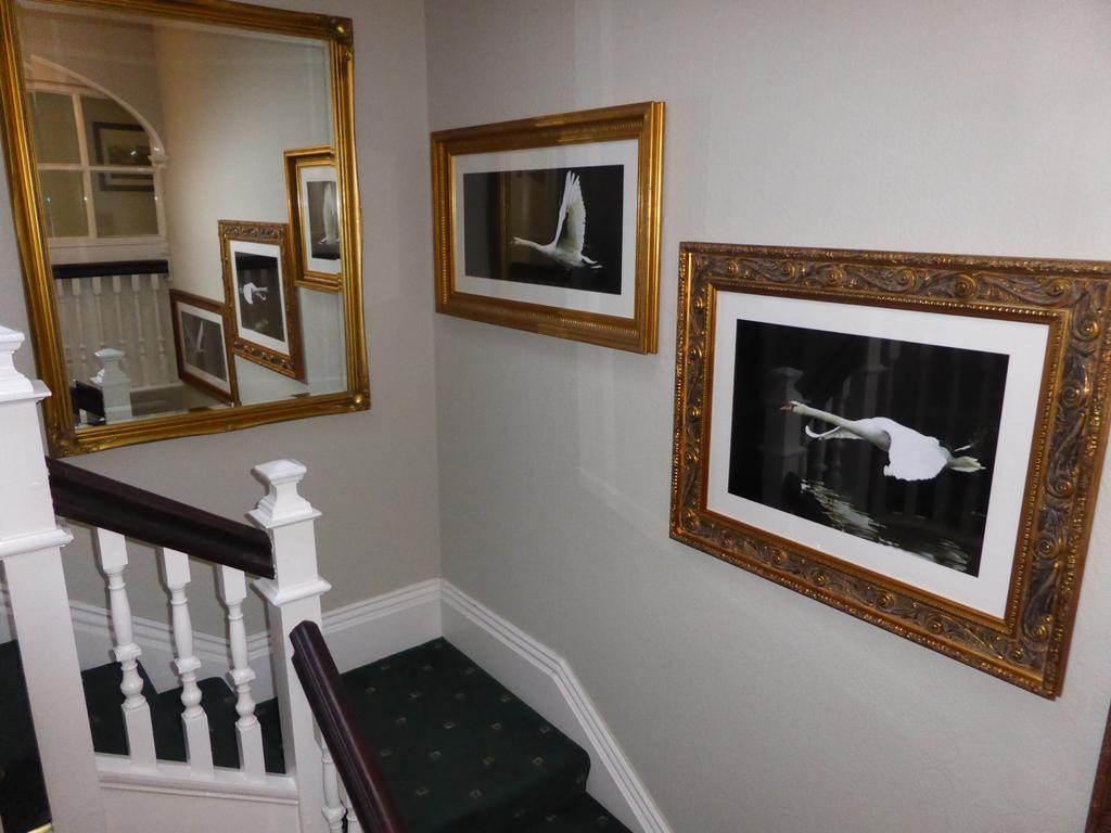 The Swan Inn Sturminster Newton Extérieur photo